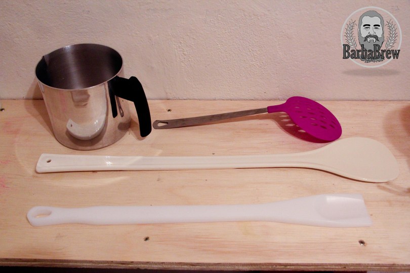 Pás, escumadeira e caneco