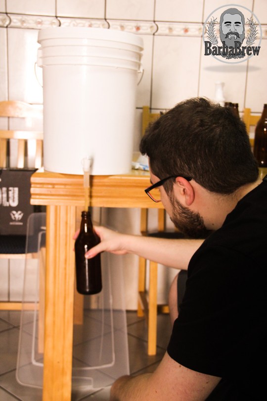 Enchendo as garrafas